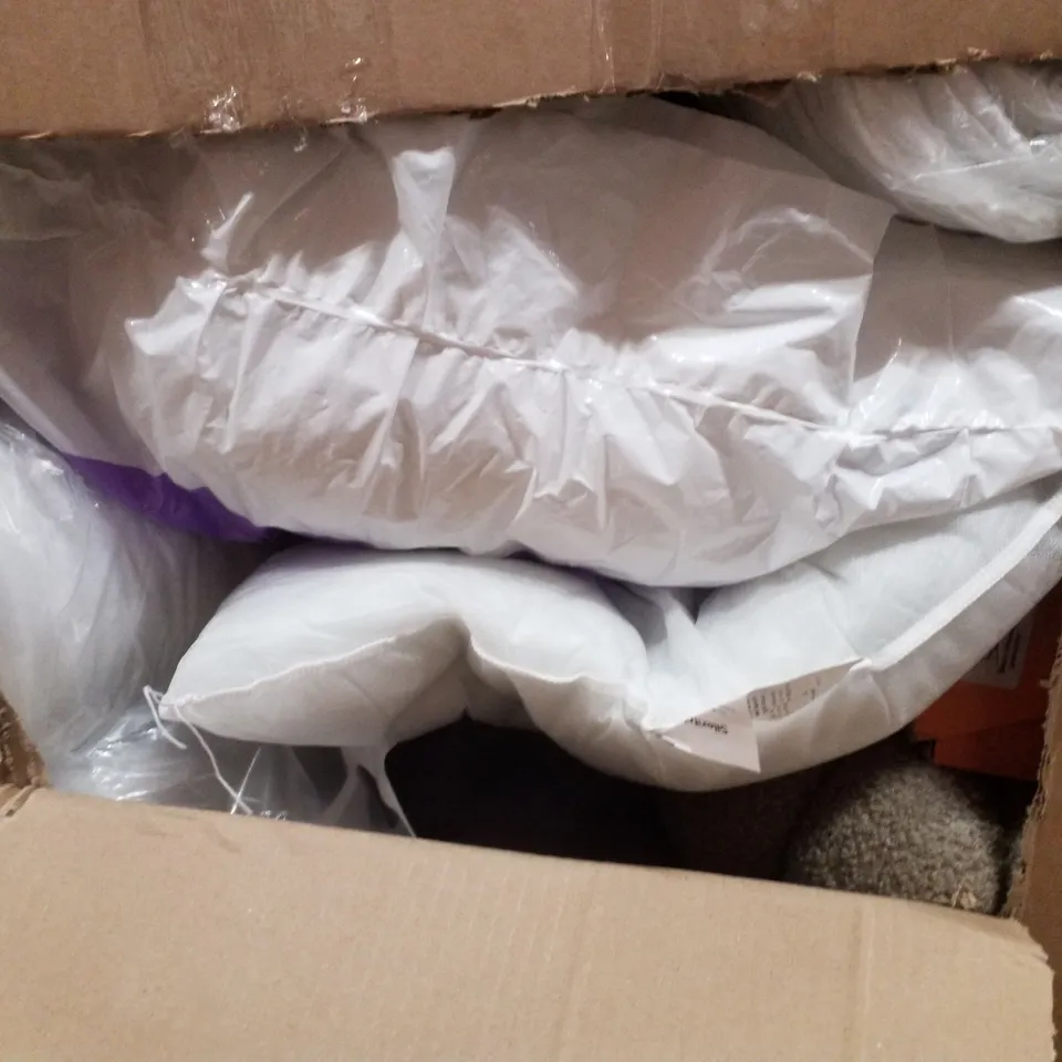 PALLET CONTAINING ASSORTED BEDDING INCLUDING PILLOWS & MATTRESSES TOPPERS