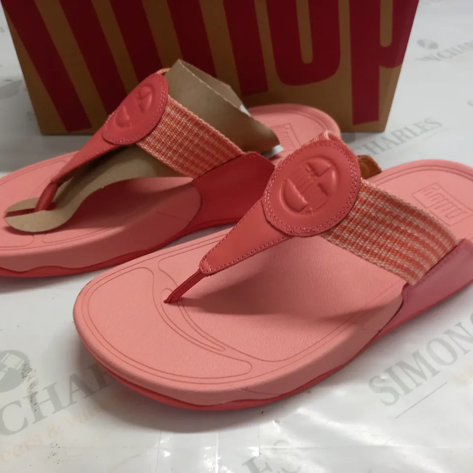 BOXED PAIR OF FITFLOP WALKSTAR TOE POST SANDALS IN SUNSHINE CORAL - UK 6