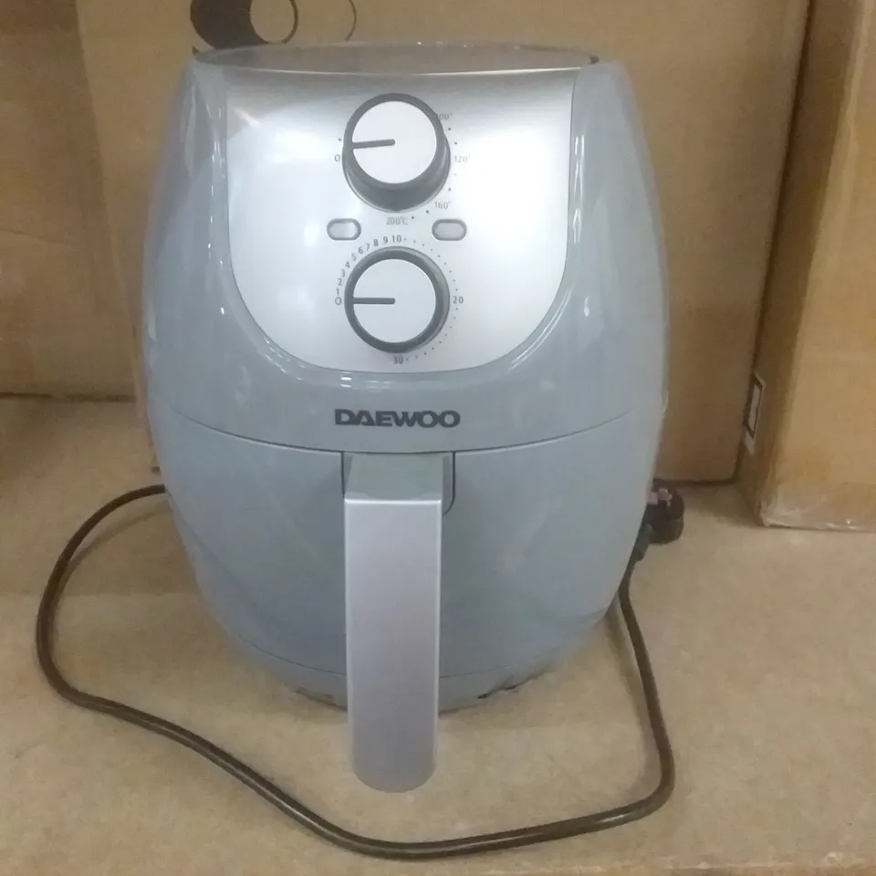 BOXED DAEWOO 4L AIR FRYER
