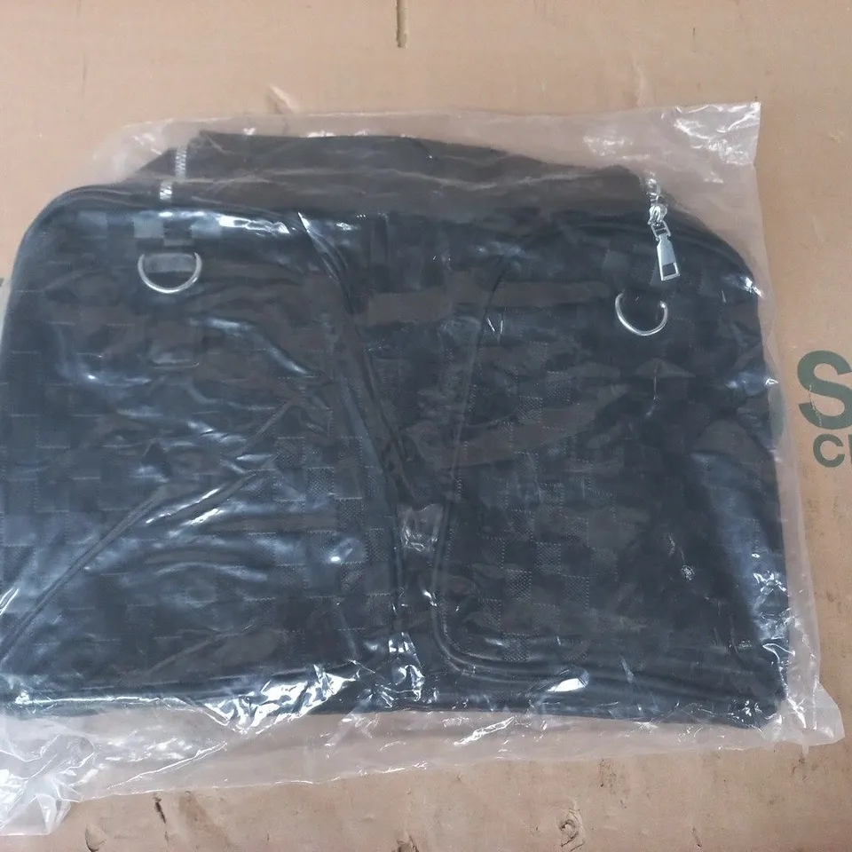 BAGGED UNBRANDED CARRY BAG IN BLACK
