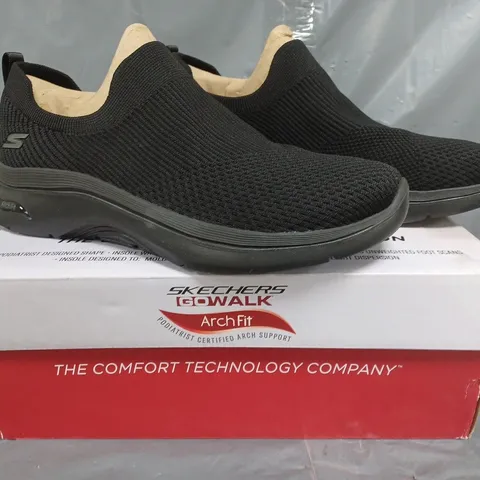 BOXED PAIR OF SKECHERS GO WALK SLIP-ON SHOES IN BLACK SIZE 8
