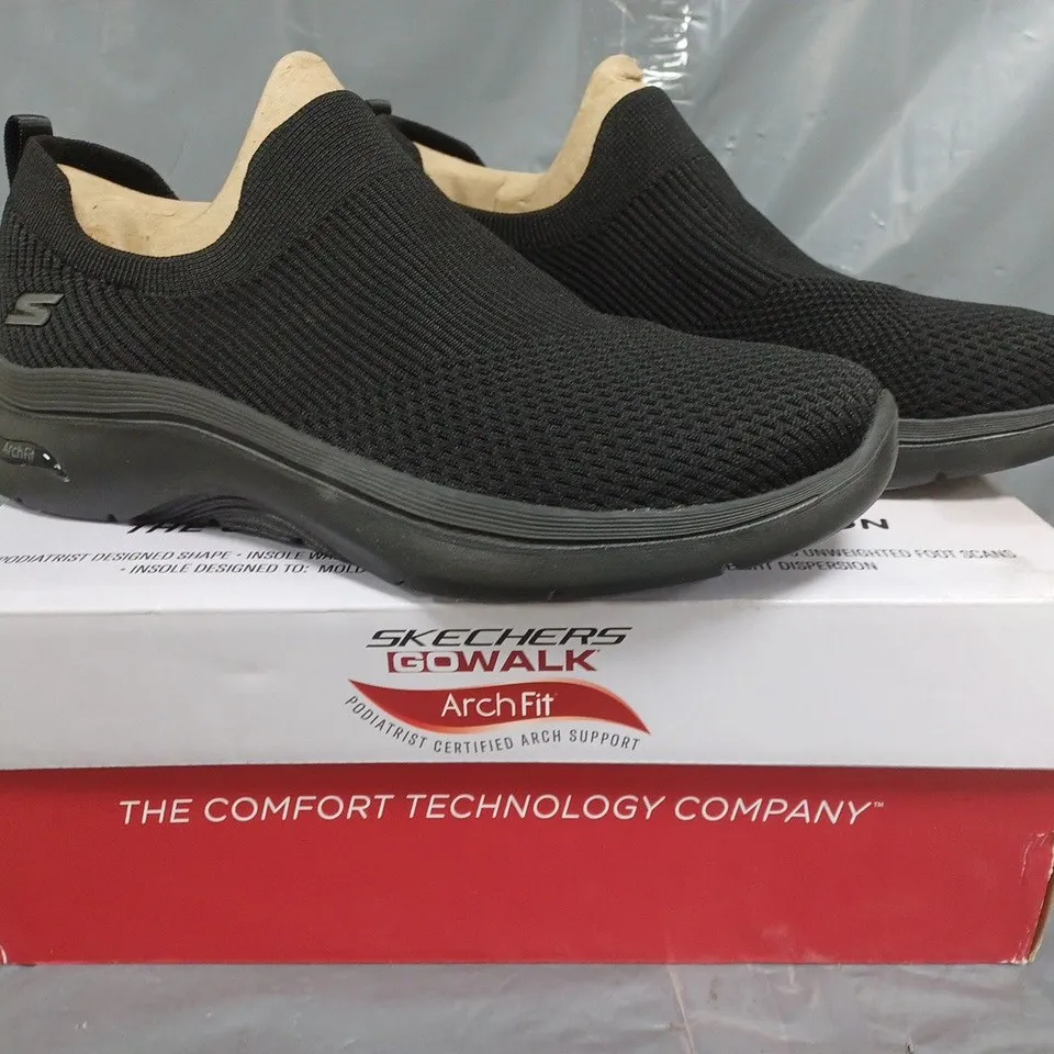 BOXED PAIR OF SKECHERS GO WALK SLIP-ON SHOES IN BLACK SIZE 8