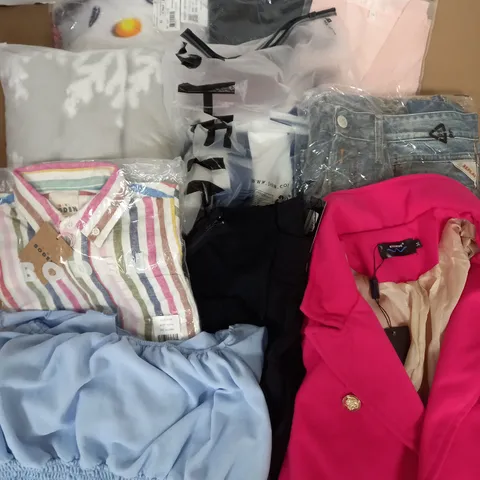 BOX OF APPROXIMATELY 22 ASSORTED CLOTHING ITEMS TO INCLUDE - DRESS , TOPS , BAGS ETC