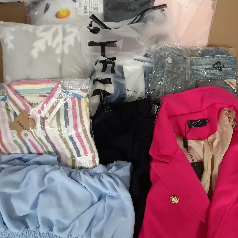 BOX OF APPROXIMATELY 22 ASSORTED CLOTHING ITEMS TO INCLUDE - DRESS , TOPS , BAGS ETC
