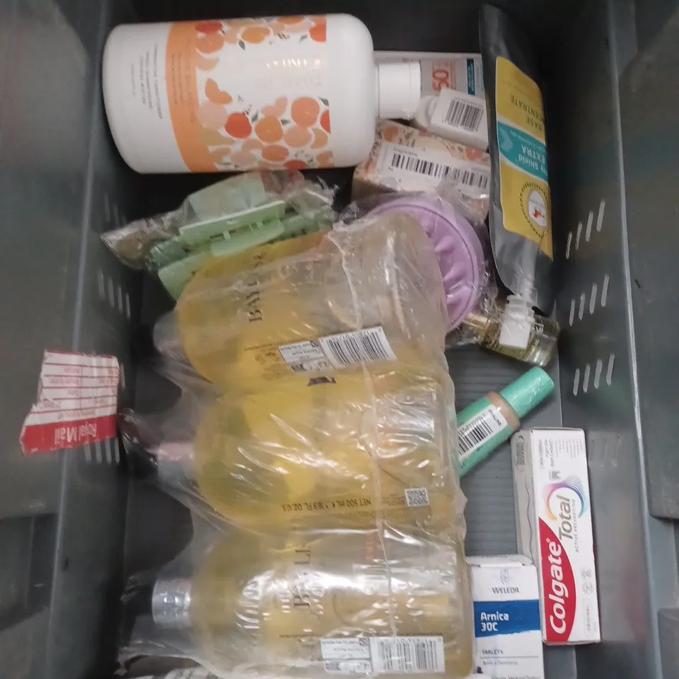 APPROXIMATEY 20 HEALTH AND BEAUTY PRODUCTS TO INCLUDE AVEENO CONDITIONER, GIVE ME HEAT DEFENCE SPRAY AND CORSODYL TOOTHPASTE