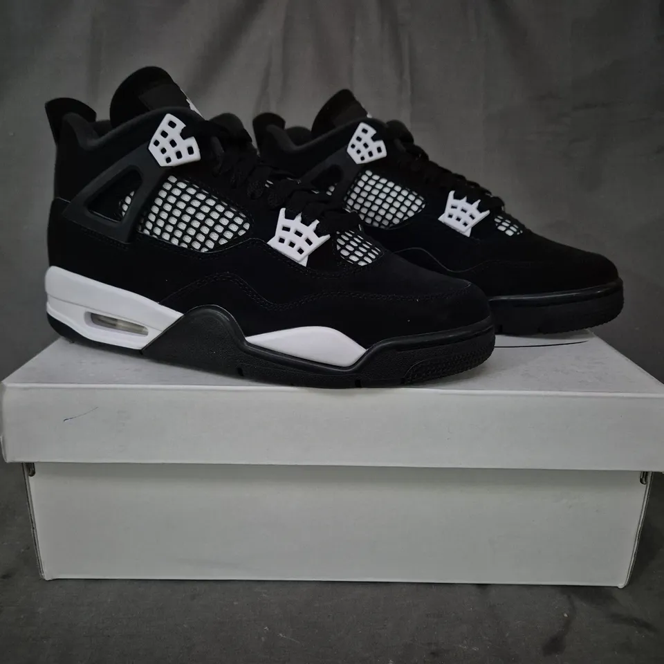 BOXED PAIR OF NIKE AIR JORDAN 4 RETRO SHOES IN BLACK/WHITE UK SIZE 6.5