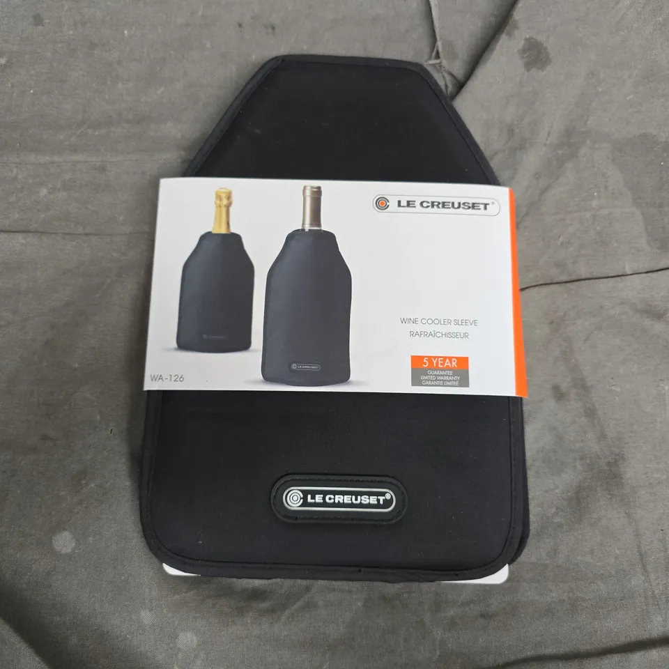 LE CREUSET WINE COOLER SLEEVE SET – NEOPRENE BOTTLE SLEEVES WITH CASE (WA-126)
