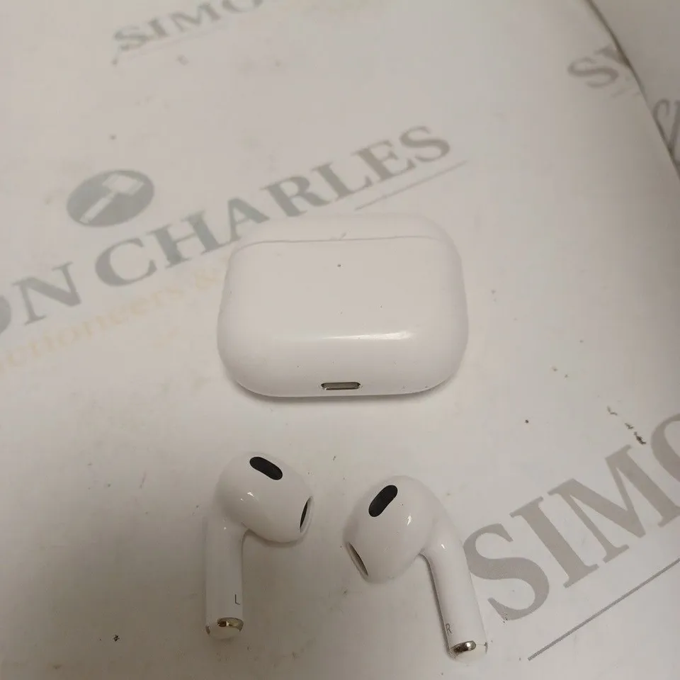 APPLE AIRPODS IN WHITE WITH CHARGING CASE 