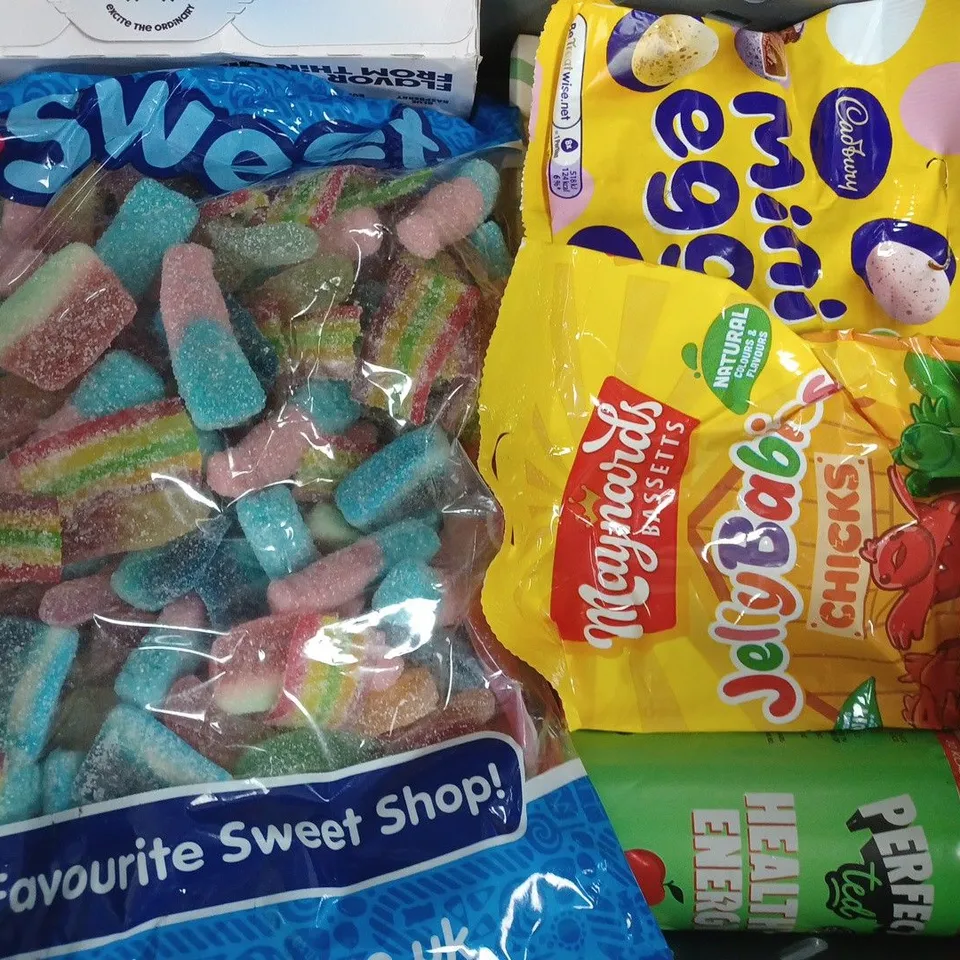 APPROXIMATELY 15 ASSORTED FOOD AND DRINK ITEMS TO INCLUDE DATE BUTTER, APTAMIL, HOTEL CHOCOLAT, ETC
