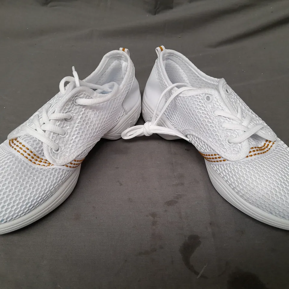 BOXED PAIR OF DESIGNER SHOES IN WHITE EU SIZE 40