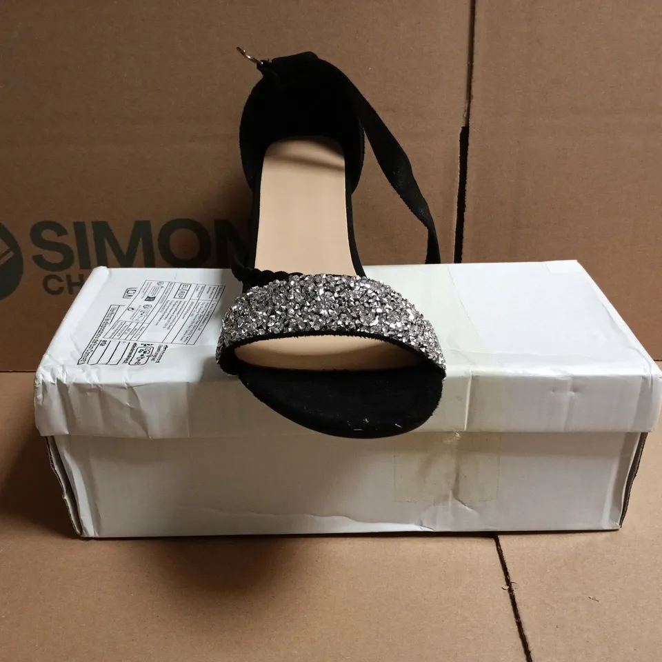 BOXED PAIR OF UNBRANDED OPEN TOE BLOCK HEEL SANDALS IN BLACK SIZE EU 38