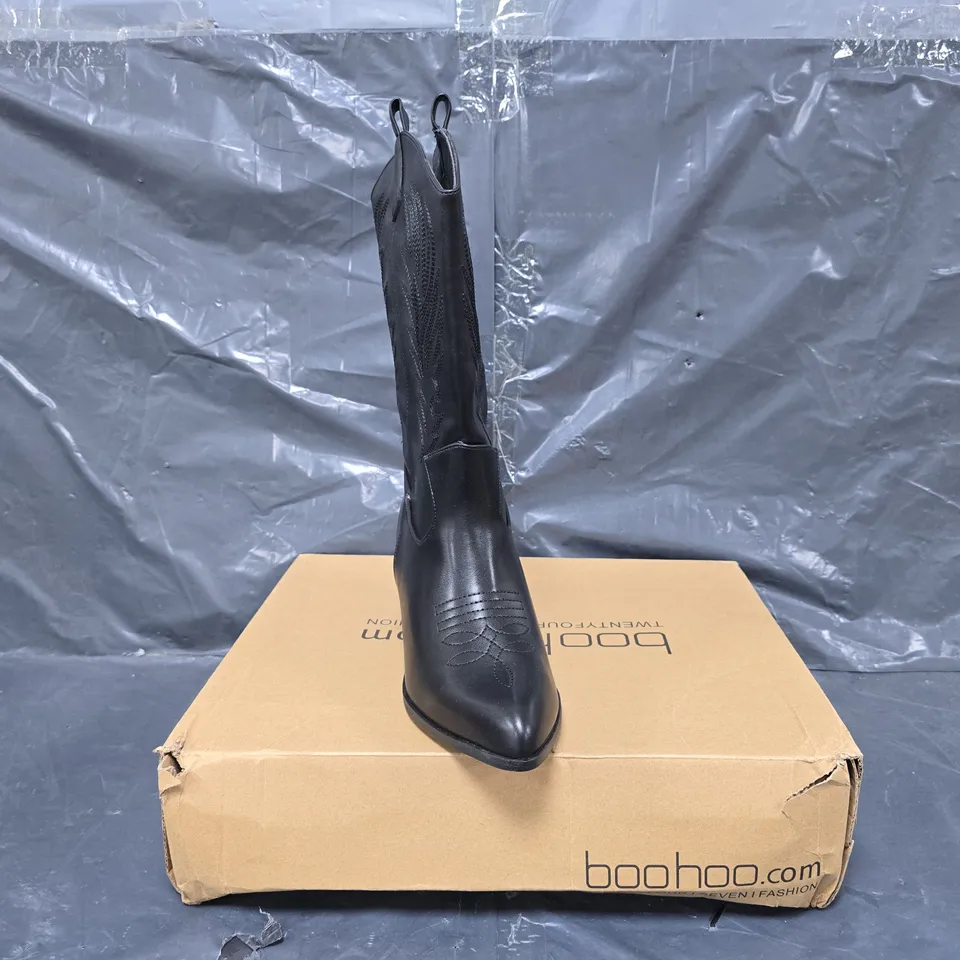 BOXED PAIR OF BOOHOO POINTED TOE BLOCK HEEL WESTERN BOOTS IN BLACK SIZE EU 38