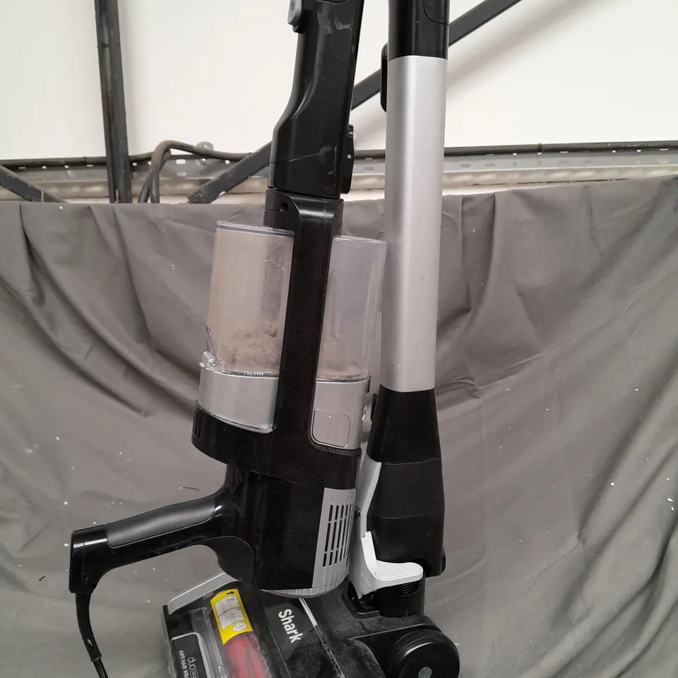 BOXED SHARK STRATOS ANTI HAIR WRAP PET PRO VACUUM CLEANER HZ3000UKT