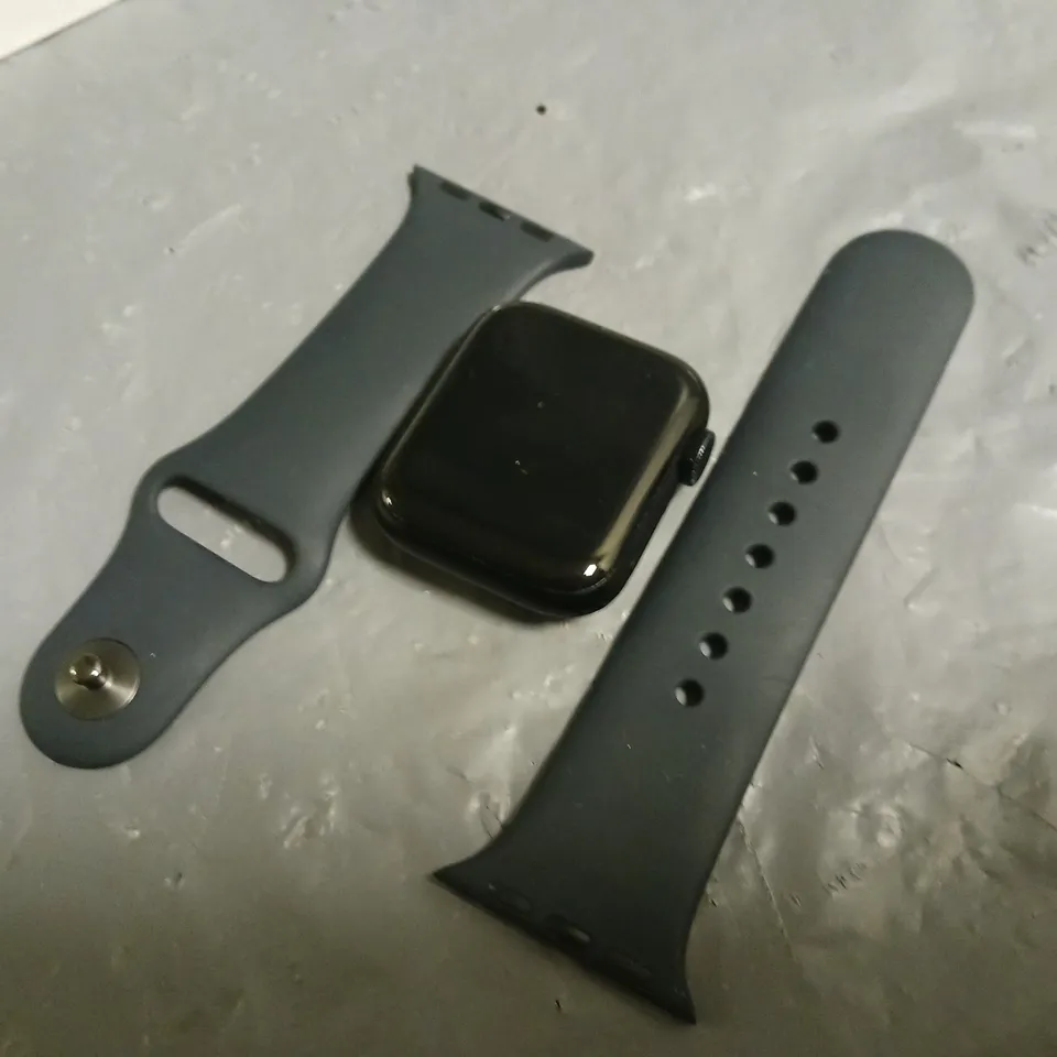 APPLE WATCH 40MM WITH GREY STRAP
