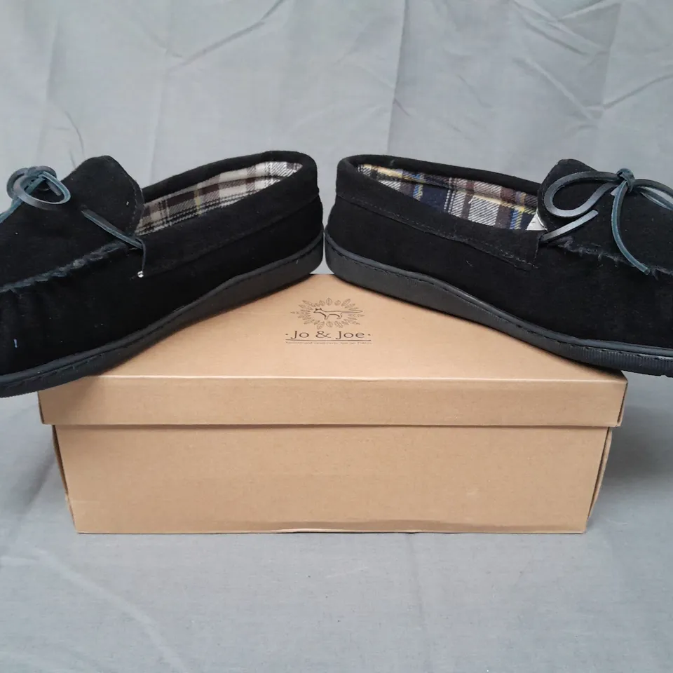 BOXED PAIR OF JO & JOE NEW ENGLAND SUEDE SLIPPERS IN BLACK UK SIZE 12