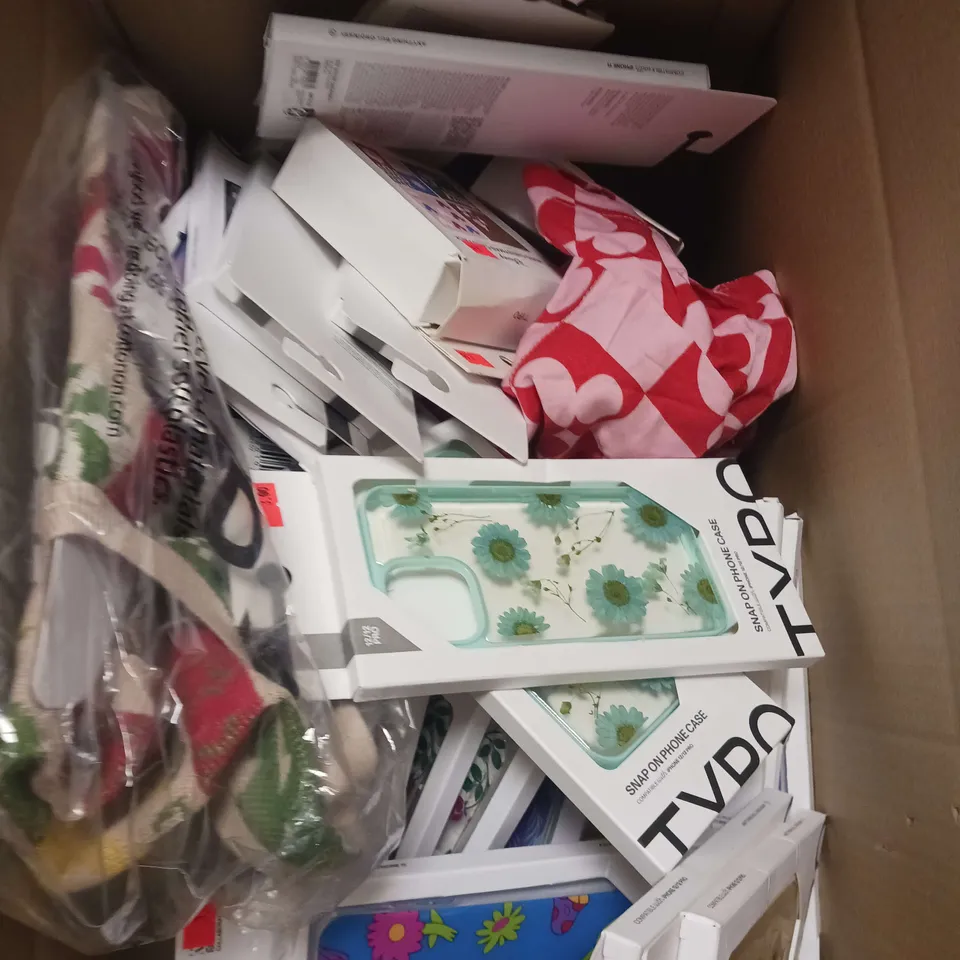 MEDIUM BOX OF APPROXIMATELY 20 ASSORTED HOUSEHOLD ITEMS TO INCLUDE PHONE CASES, CHRISTMAS CARDS AND PET JUMPER