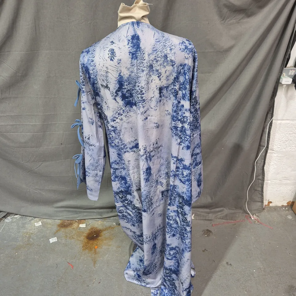 BLUE & WHITE MARBLE PRINT SATIN ROBE / DRESSING GOWN, SIZE M (WOMEN'S)