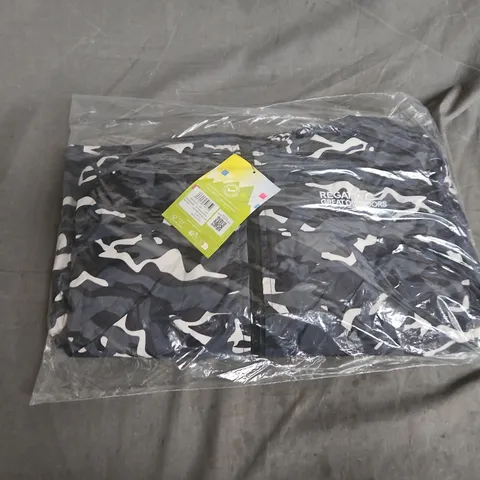 BAGGED REGATTA GREAT OUTDOORS KIDS CHANGING ROBE – BLACK CAMOUFLAGE, UK 3–5 YRS (HEIGHT 98–110 CM)