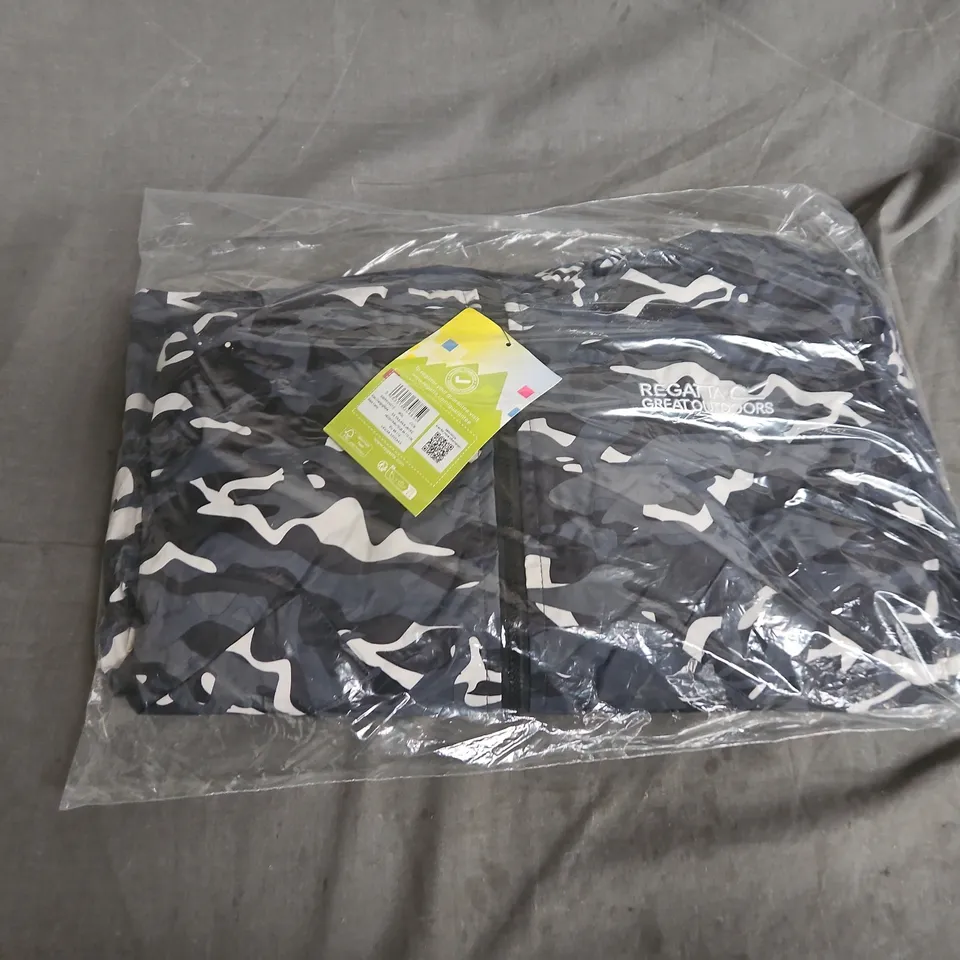 BAGGED REGATTA GREAT OUTDOORS KIDS CHANGING ROBE – BLACK CAMOUFLAGE, UK 3–5 YRS (HEIGHT 98–110 CM)