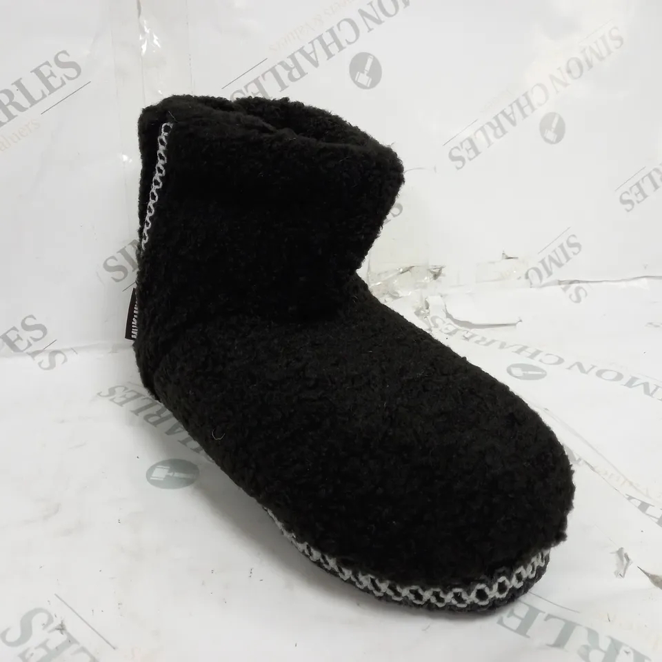 MUK LUKS FREJA BLACK SLIPPERS - SIZE 7