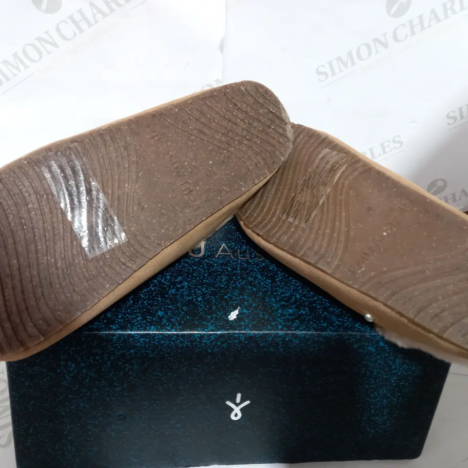 BOXED PAIR OF EMU AUSTRAILIA CAMEL CLOG  - SIZE 5