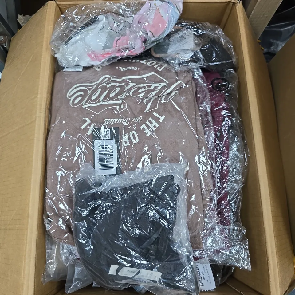 BOX OF APPROXIMATELY 15 ASSORTED ITEMS INCLUDING EMELIA COLOUR BLOCK TUNIC, THREADBARE JUMPER AND TUNNI SWEATHSHIRT