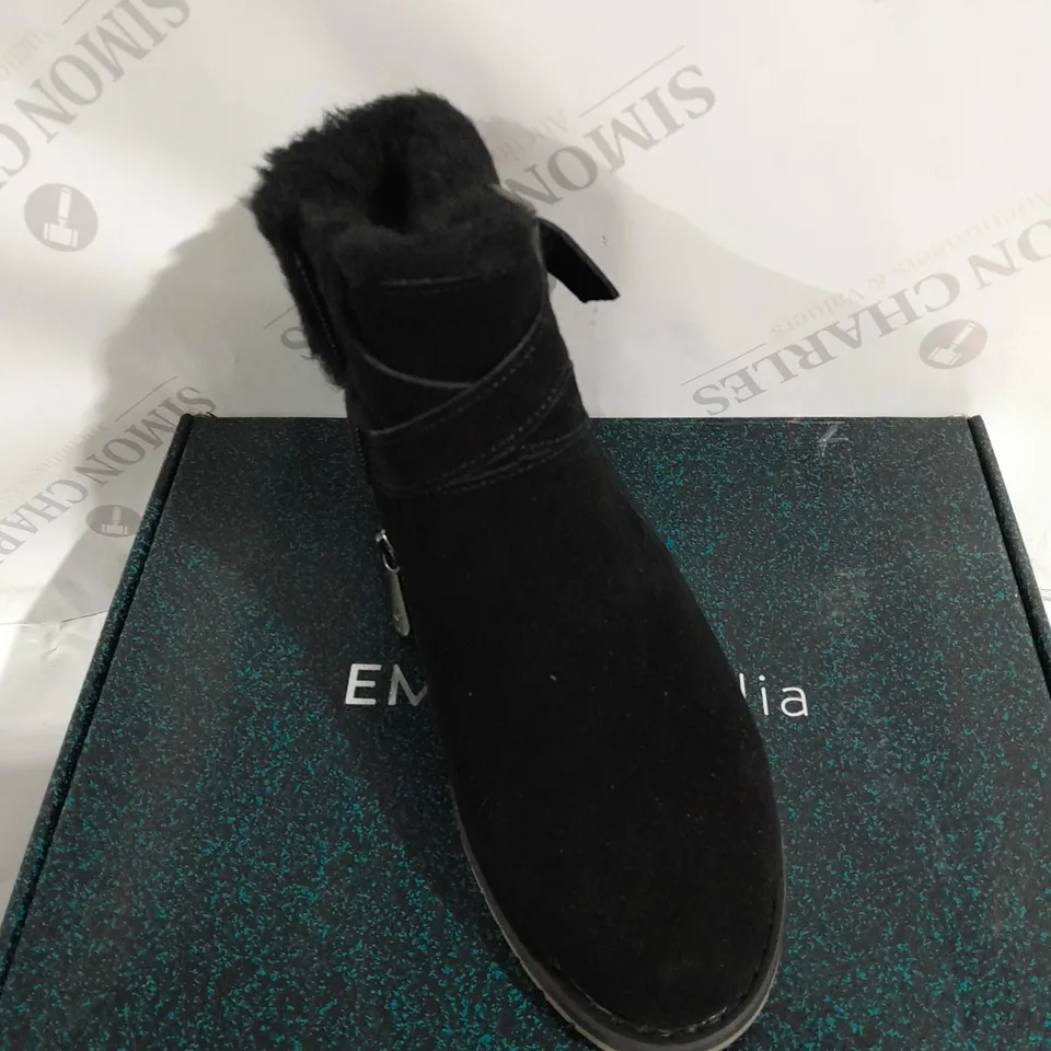 BOXED PAIR OF EMU AUSTRALIA MERAK SUEDE BOOTS IN BLACK - SIZE 5