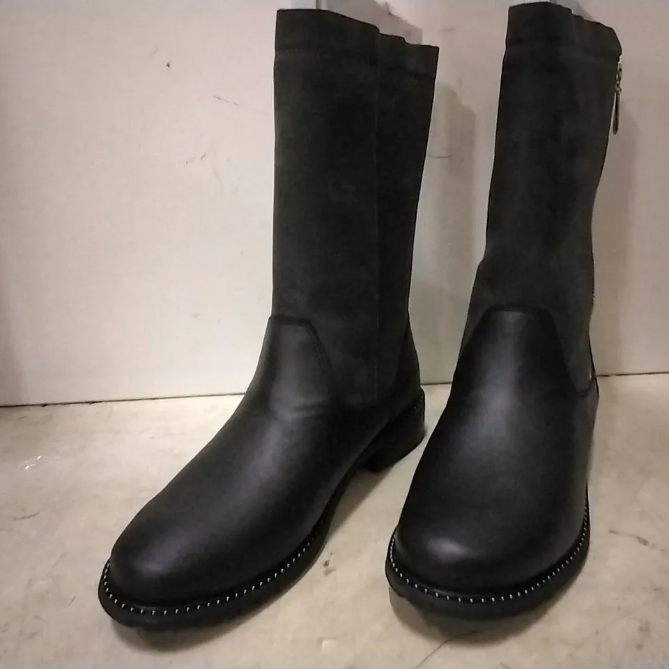 BOXED EMU AUSTRALIA UNISEX BOOTS , BLACK  , SIZE UK 8 AND SIZE UK 6 , 2 PAIRS  
