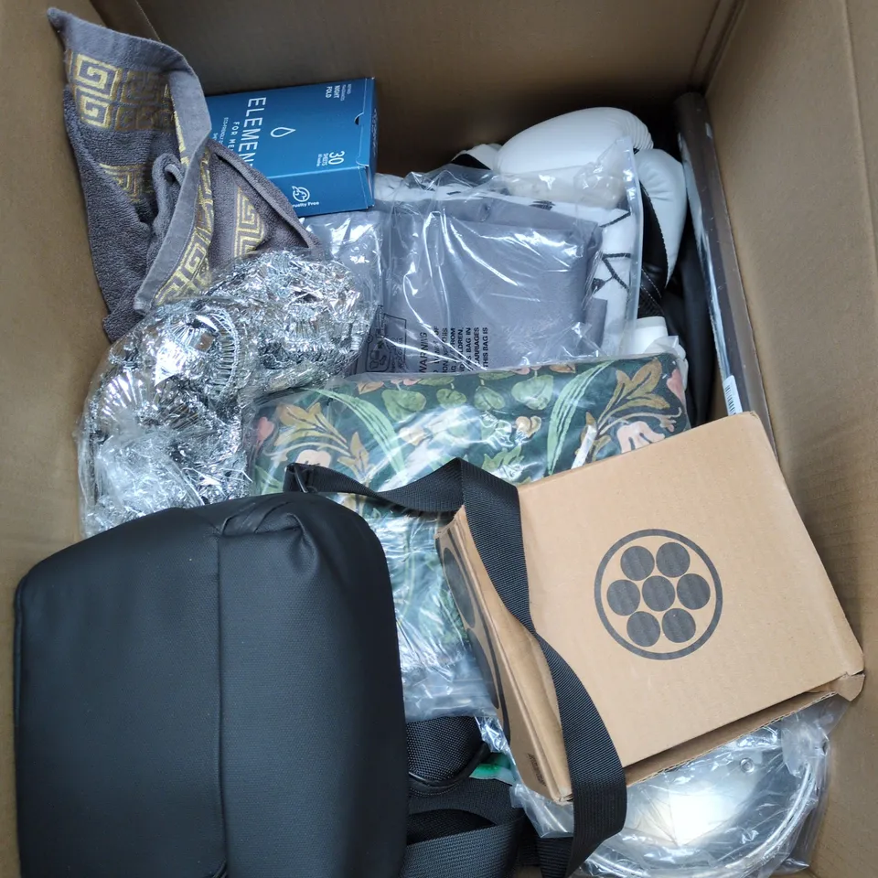 BOX OF APPROXIMATELY 20 ASSORTED ITEMS TO INCLUDE  KIRKLAND PLASTIC PLATES, PRIME CUTLERY SET, CLOCK ETC