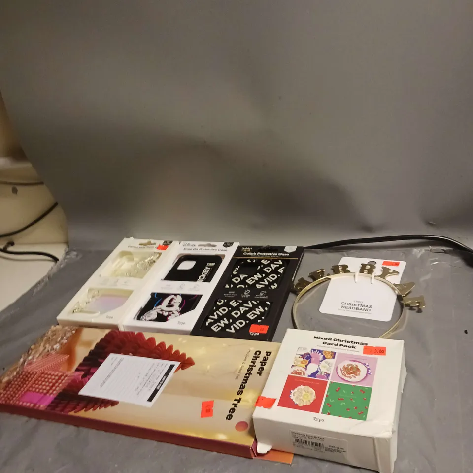 MEDIUM BOX OF APPROXIMATELY 20 ASSORTED HOUSEHOLD ITEMS TO INCLUDE PHONE CASES, XMAS CARDS 