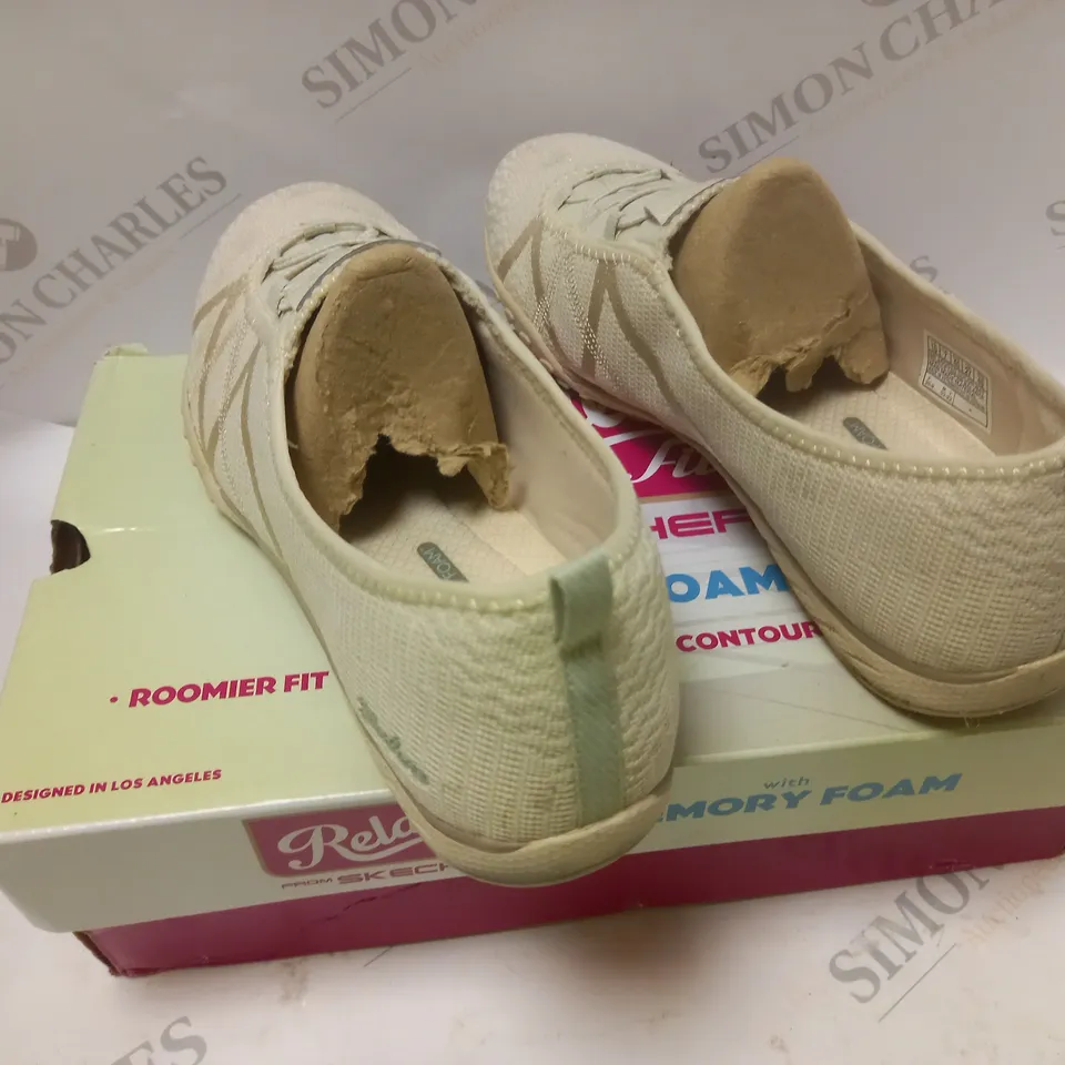 BOXED SKETCHERS RELAXED FIT CREAM - SIZE 7