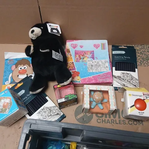 LARGE QUANTITY OF ASSORTED TOYS AND ACCESSORIES TO INCLUDE; BEAR PLUSH, SLAZENGER AIR BALL, BALL ROLLING CUBE, SKETCHING PENCILS AND STICKERS