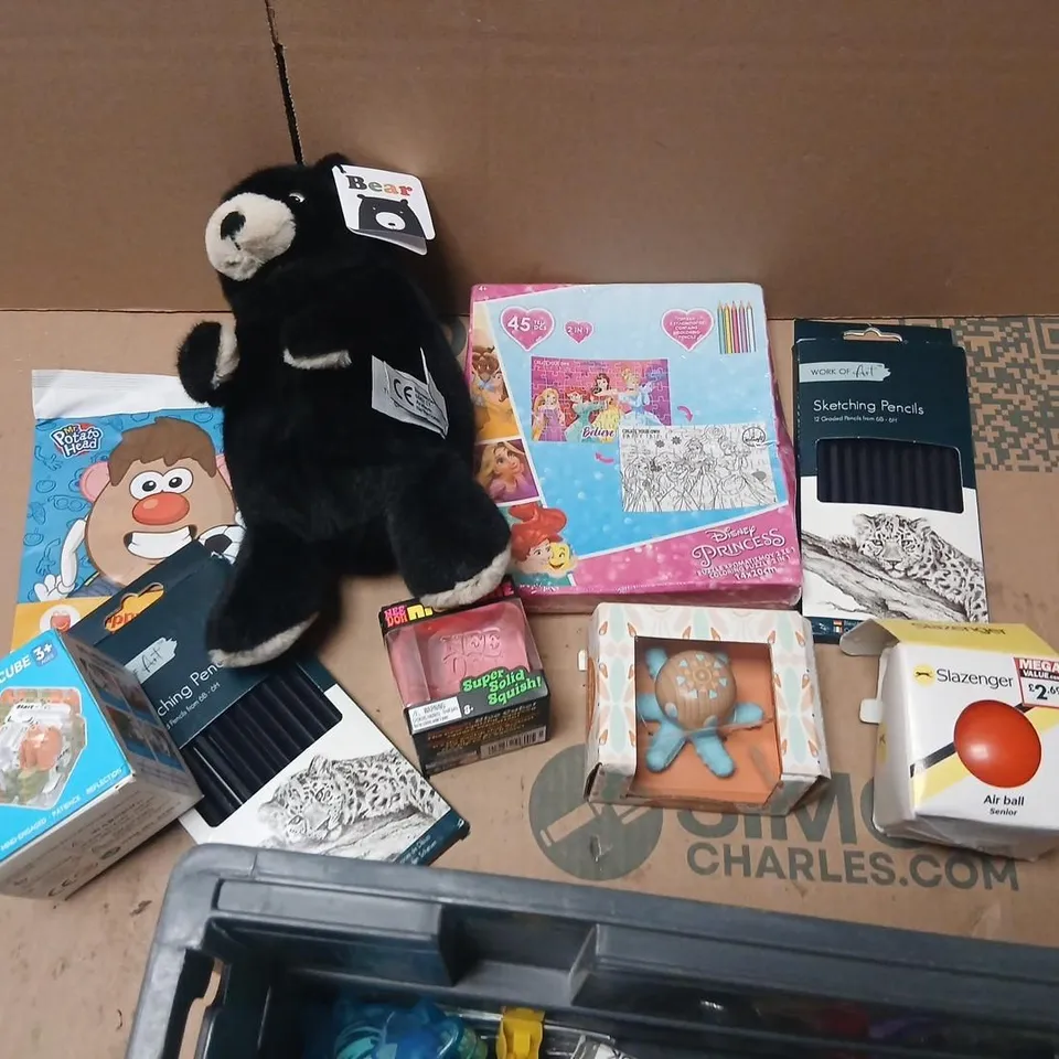 LARGE QUANTITY OF ASSORTED TOYS AND ACCESSORIES TO INCLUDE; BEAR PLUSH, SLAZENGER AIR BALL, BALL ROLLING CUBE, SKETCHING PENCILS AND STICKERS