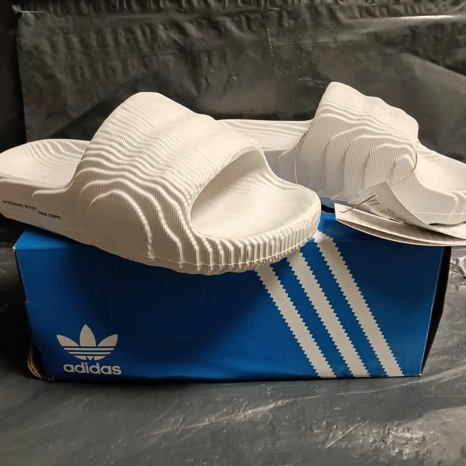 BOXED PAIR OF ADIDAS ADILETTE 22 SLIDES IN WHITE SIZE UK 5