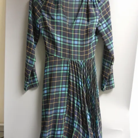 5 ASSORTED WOMEN'S CLOTHING TO INCLUDE DRESSES AND NIGHTWEAR