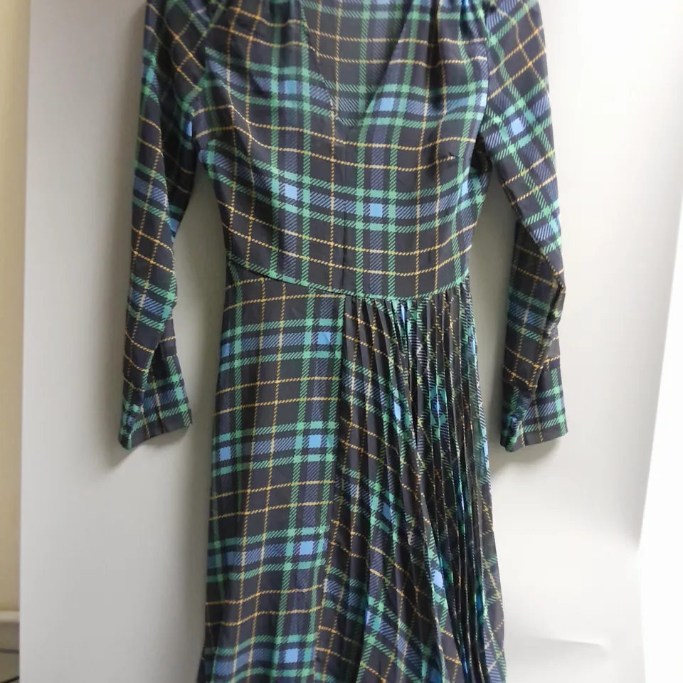 5 ASSORTED WOMEN'S CLOTHING TO INCLUDE DRESSES AND NIGHTWEAR 