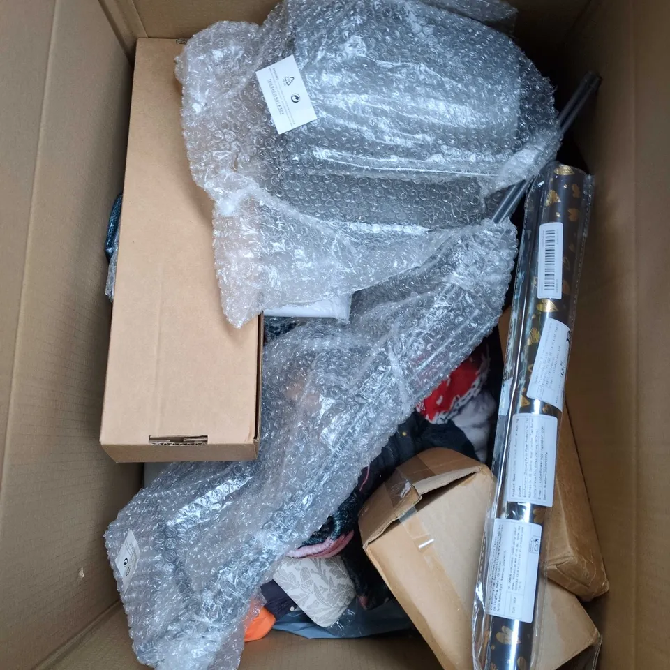 APPROXIMATELY 20 ASSORTED HOUSEHOLD PRODUCTS TO INCLUDE WALLPAPER, BLANKETS AND SERVING TRAY