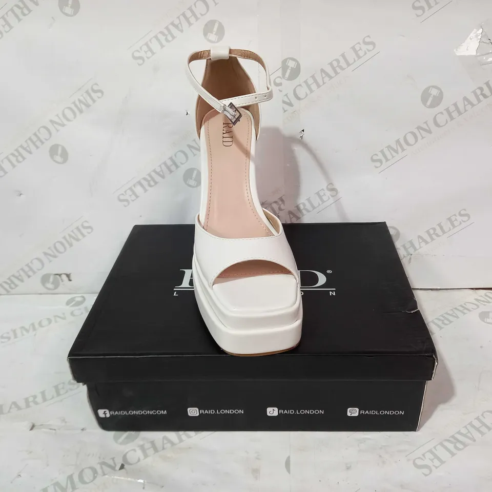 BOXED PAIR OF RAID SHERYL CHUNKY HEELS IN WHITE UK SIZE 7