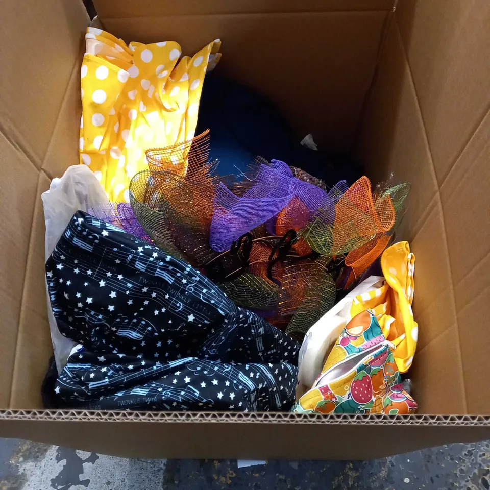 LARGE BOX OF APPROXIMATELY 15 ASSORTED HOUSEHOLD ITEMS TO INCLUDE: BAGS, DOG COAT, CUSHION