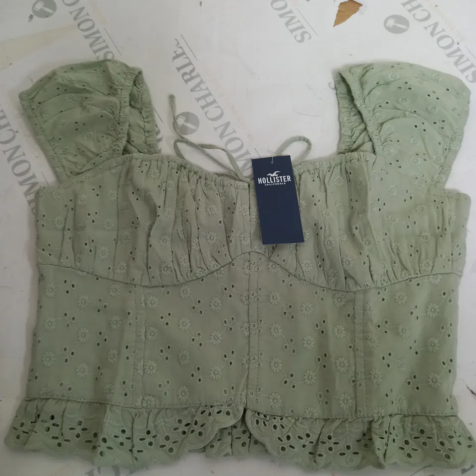 HOLLISTER FLORAL CROP TOP IN PALE GREEN - SMALL