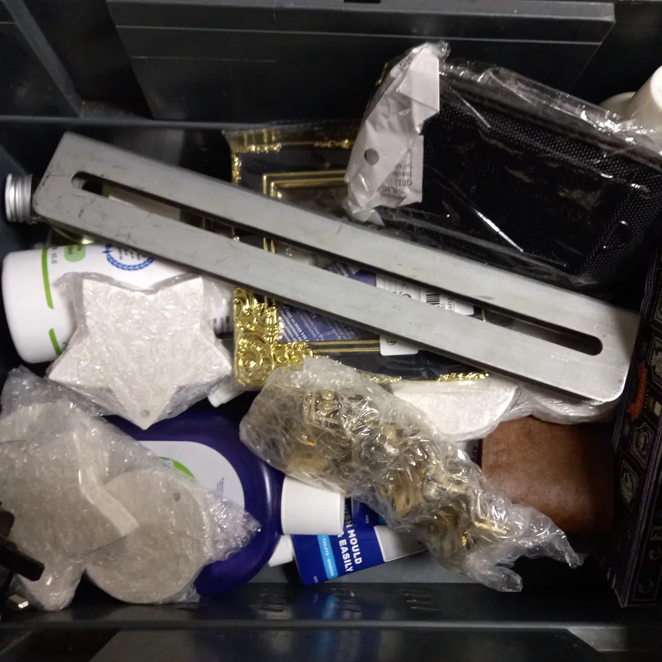 BOX OF APPROX 10 HOUSEHOLD ITEMS TO INCLUDE MOULD MAGIC, ZERO IN ANT KILLER, ARAMITH BILLIARD BALL RESTORER