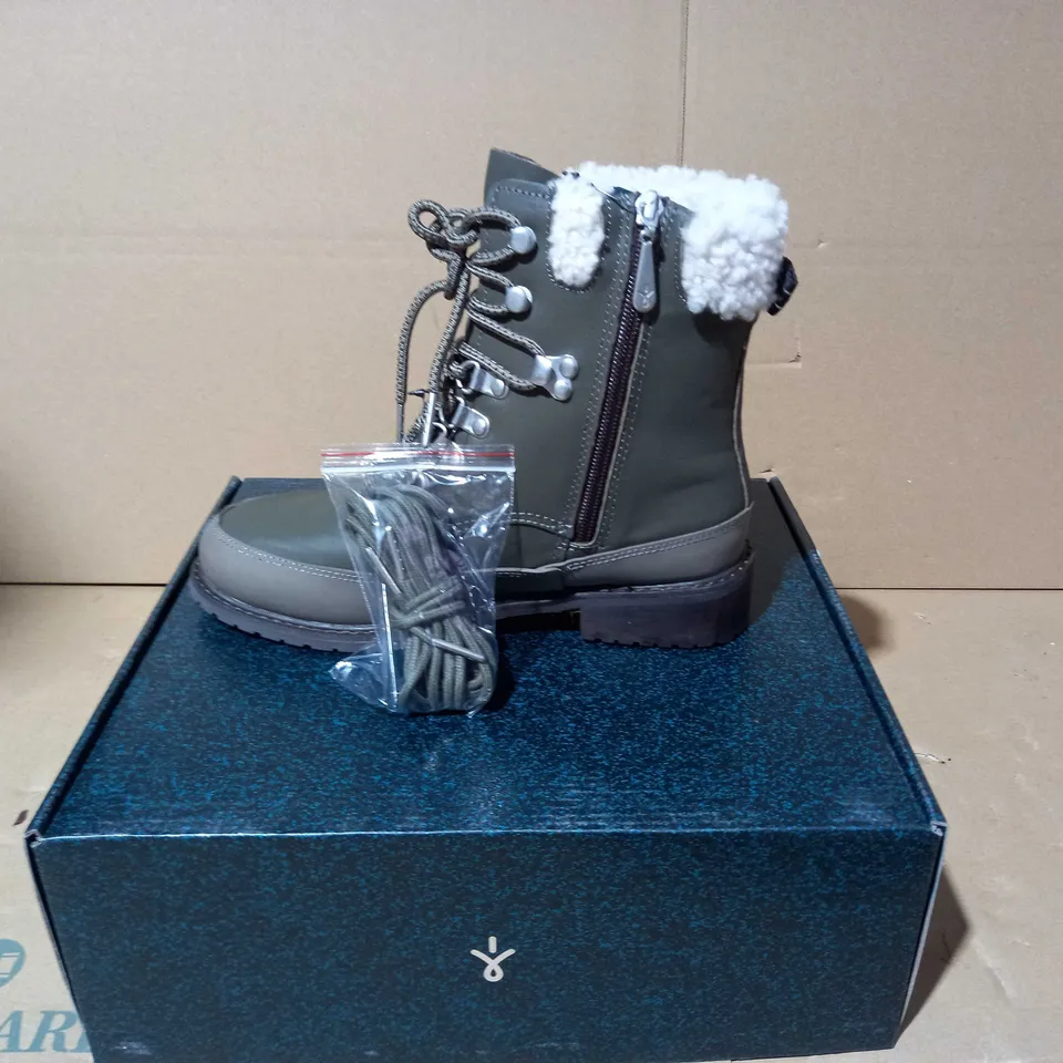 BOXED PAUR OF EMU OKAB FAUX LEATHER BOOTS IN DARK OLIVE UK SIZE 5