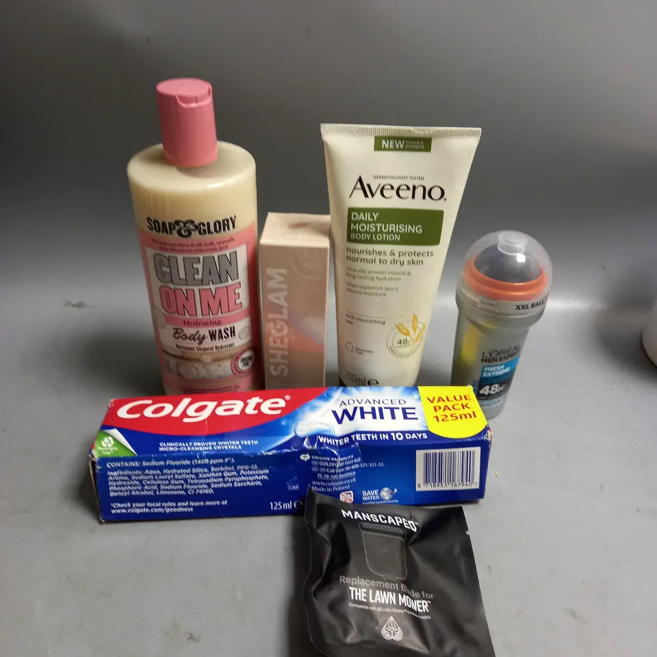 BOX OF APPROXIMATELY 20 COSMETIC ITEMS TO INCLUDE - L'OREAL MEN EXPERT DEODORANT - COLGATE TOOTHPASTE - SOAP & GLORY BODY WASH - ETC 