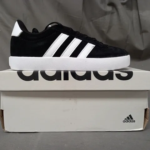 BOXED PAIR OF ADIDAS KIDS SHOES IN BLACK/WHITE UK SIZE 12