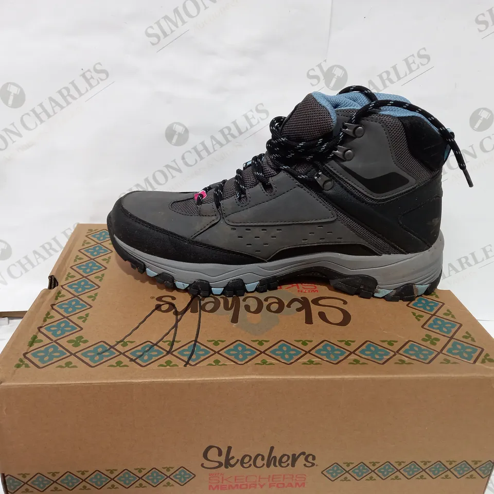 BOXED PAIR OF SKECHERS BLACK SLIP ON SHOE  - SIZE 8