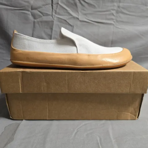 BOXED PAIR OF VIVO BAREFOOT REVIVO OPANKA WOMENS CANVAS SHOES IN WHITE/TAN SIZE EU 40