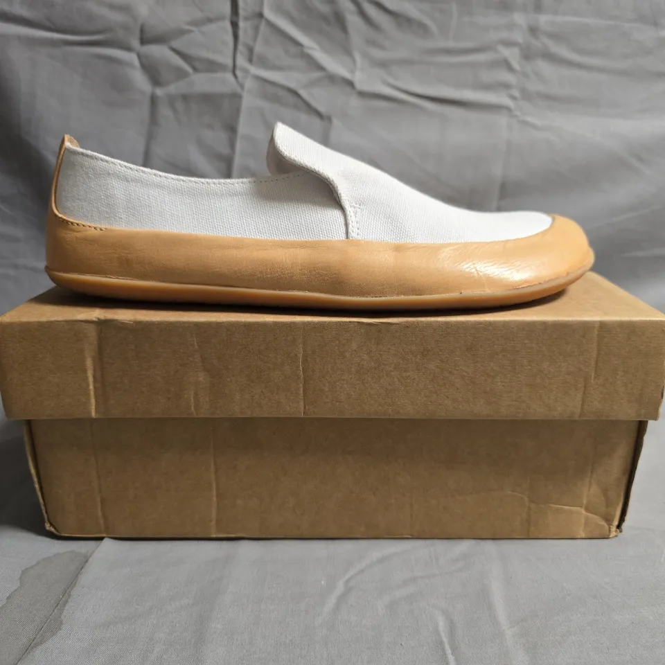 BOXED PAIR OF VIVO BAREFOOT REVIVO OPANKA WOMENS CANVAS SHOES IN WHITE/TAN SIZE EU 40