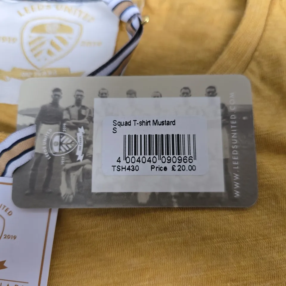 LEEDS UNITED CENTENARY SQUAD T-SHIRT – MUSTARD – UK S