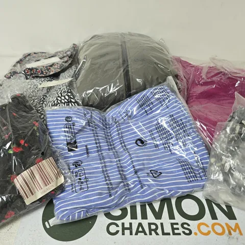 BOX OF APPROX 20 ASSORTED CLOTHING ITEMS TO INCLUDE JUMPERS, SHIRTS, TOPS, ETC