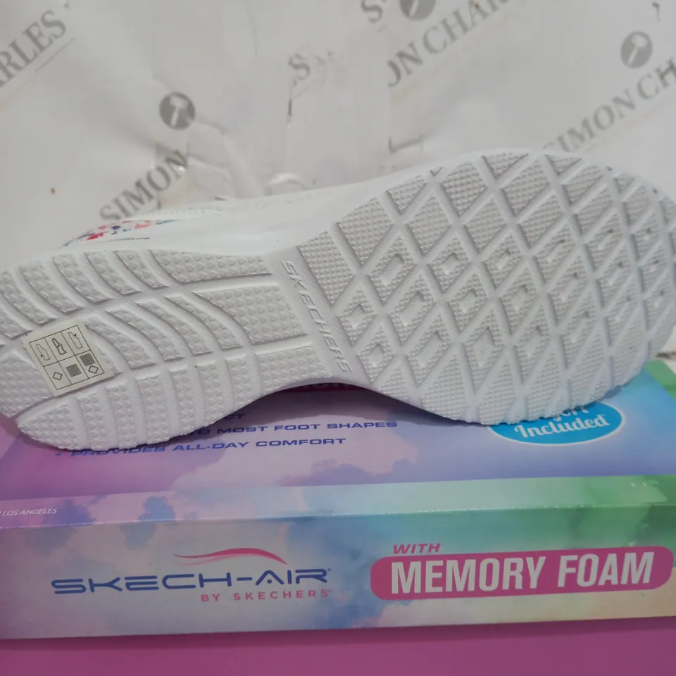 BOXED PAIR OF WHITE SKETCH-AIR TRAINERS SIZE 3.5 